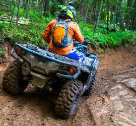 Quad sur un chemin